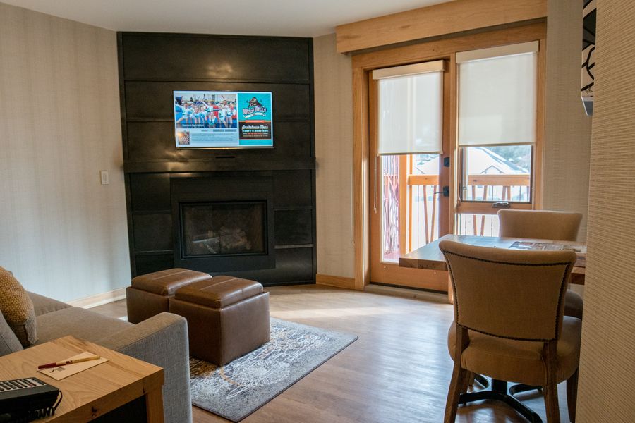 Een superior suite met aparte slaapkamer bij Moose Hotel & Suites in Banff tijdens een wintersportreis naar Canada