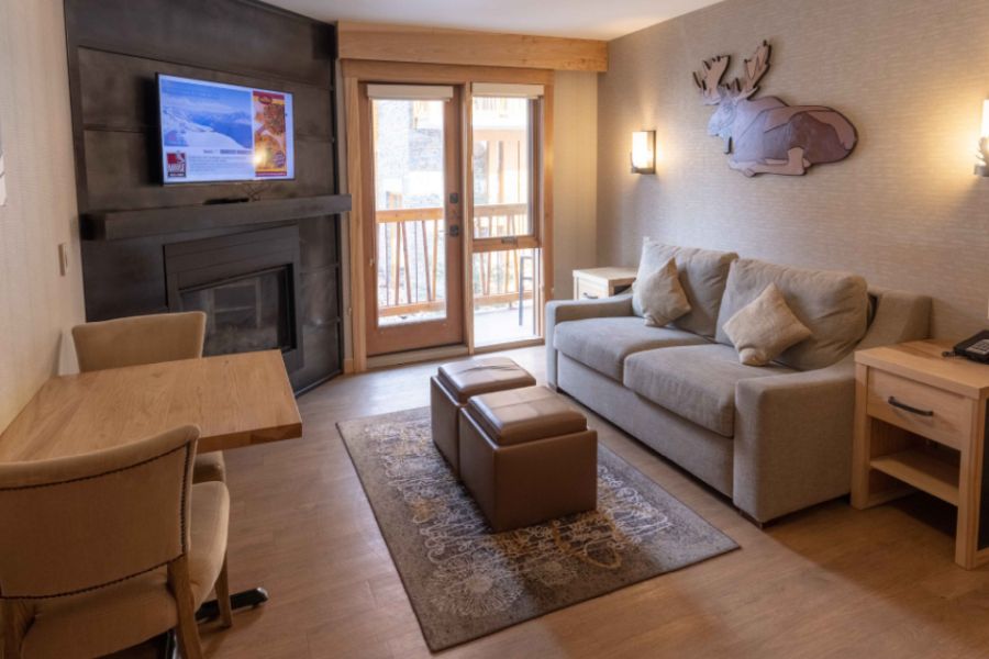 Zitruimte in een superior suite bij Moose Hotel in Banff tijdens een wintersportreis naar Canada