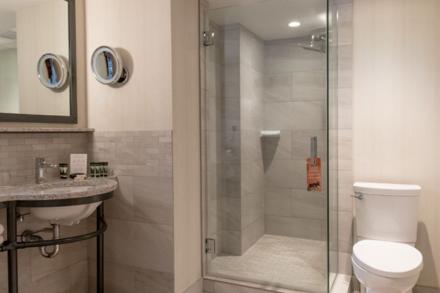 Badkamer in een superior suite bij Moose Hotel in Banff tijdens een wintersportreis naar Canada