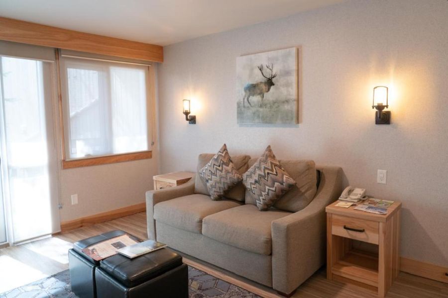 Zitruimte in een studio condo bij Tunnel Mountain Resort in Banff tijdens een wintersportreis naar Canada