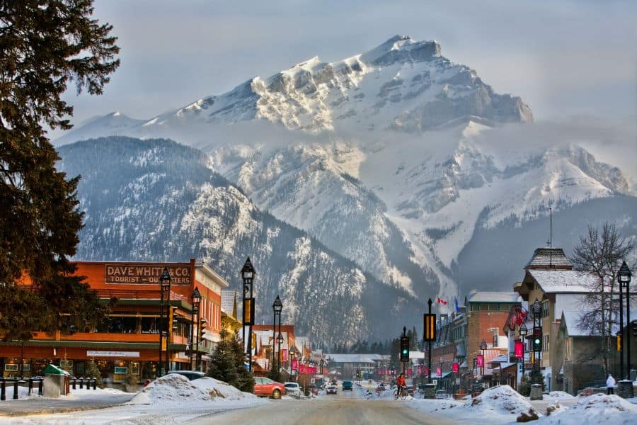De rit naar Banff over de Trans Canada Highway is adembenemend De rit naar Banff over de Trans Canada Highway is adembenemend