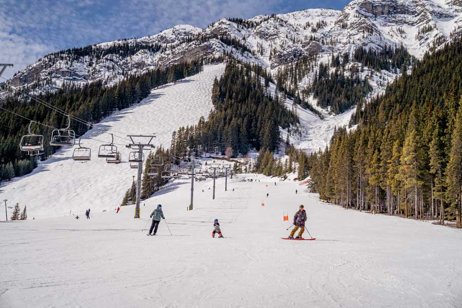 Skiërs bij Mount Norquay in Banff tijdens een wintersportreis naar Canada