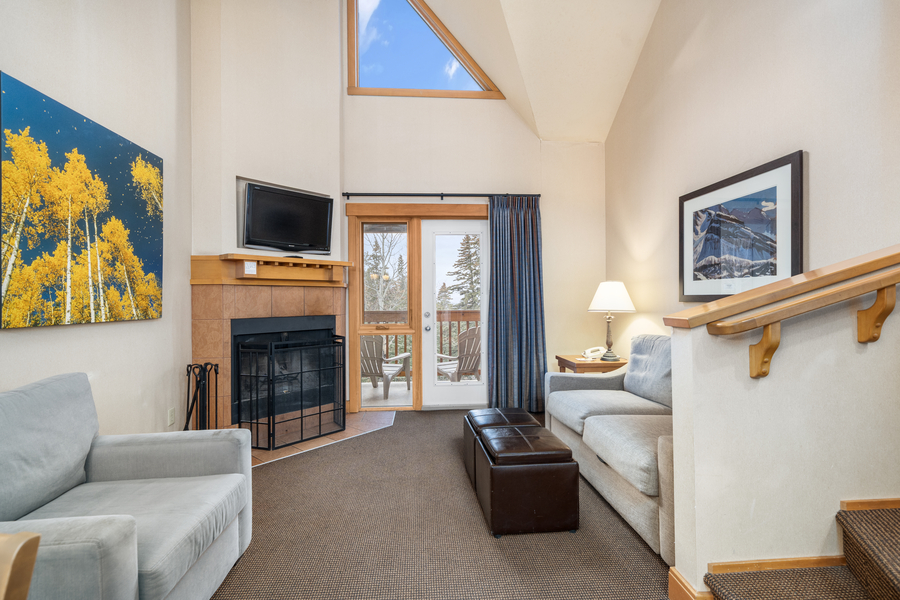 Woonkamer in de 2 Bedroom Loft bij Hidden Ridge Resort in Banff Canada