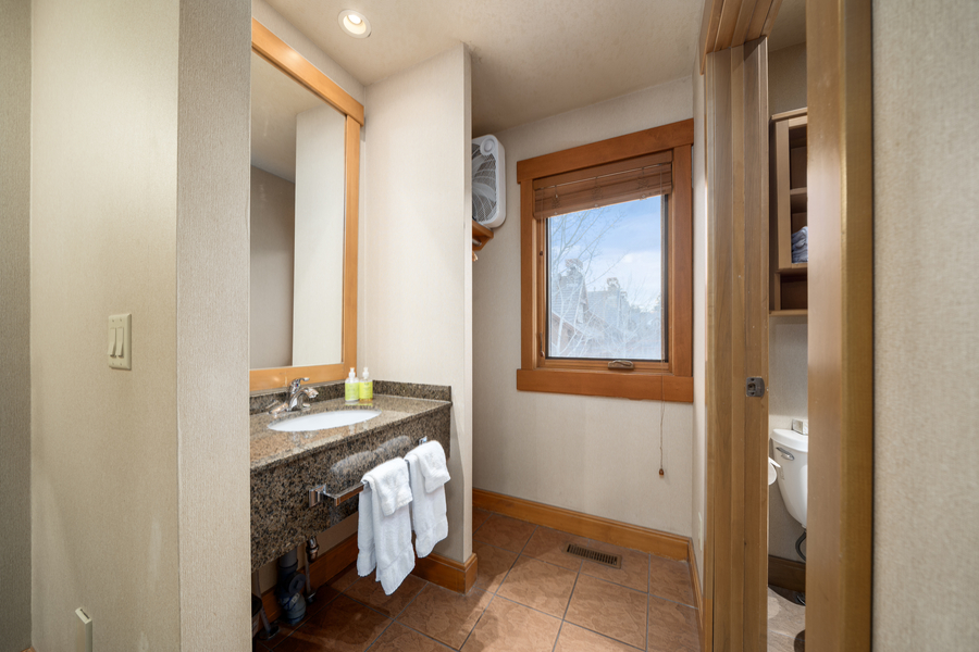 Badkamer in de 2 Bedroom Loft bij Hidden Ridge Resort in Banff Canada