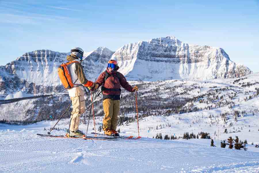 Skiërs op de pistes van Banff tijdens een wintersportreis naar Canada
