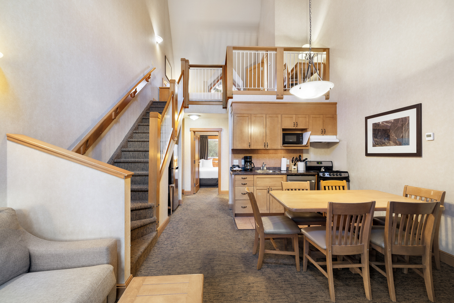 Woonkamer en keuken in de 1 Bedroom Loft bij Hidden Ridge Resort in Banff Canada