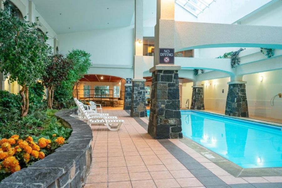 Zwembad van Rundlestone Lodge in Banff tijdens een wintersportreis naar Canada