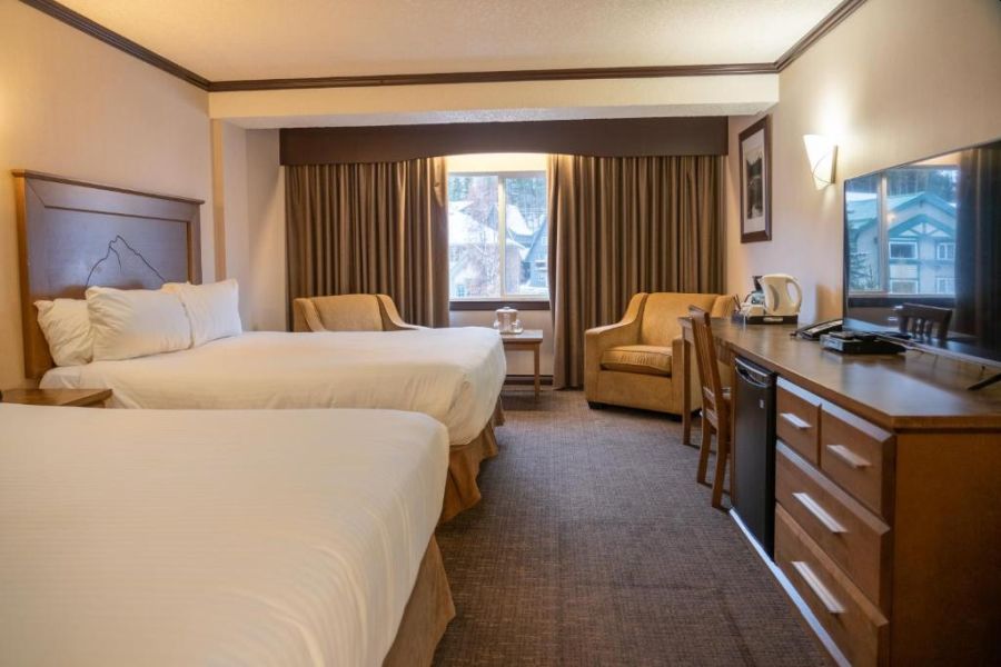 Standaard kamer van Rundlestone Lodge in Banff tijdens een wintersportreis naar Canada