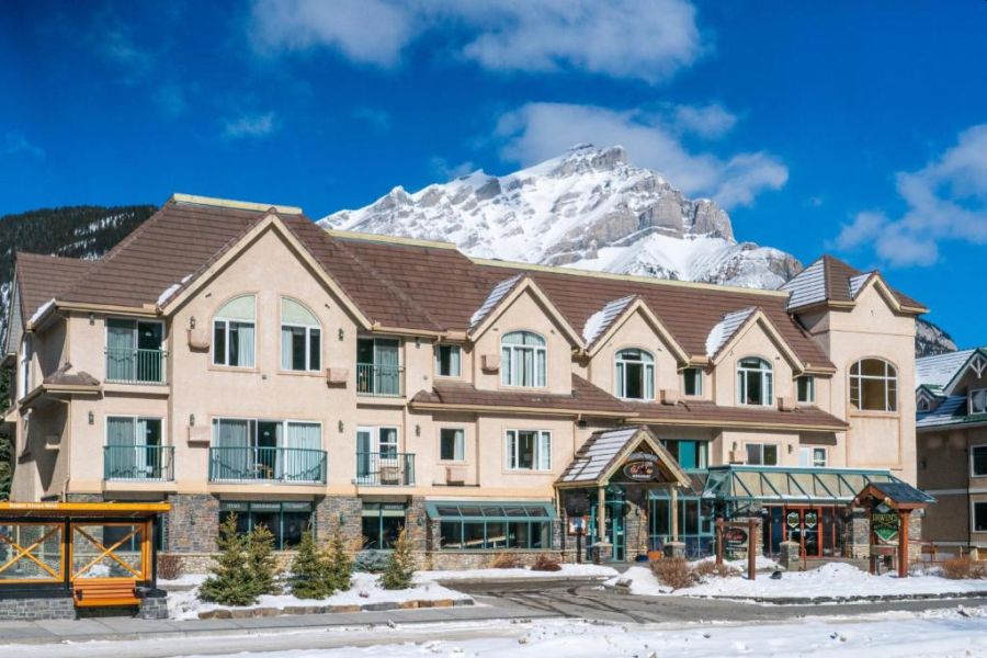 Buitenaanzicht van Irwins Mountain Inn in Banff tijdens een wintersportreis naar Canada