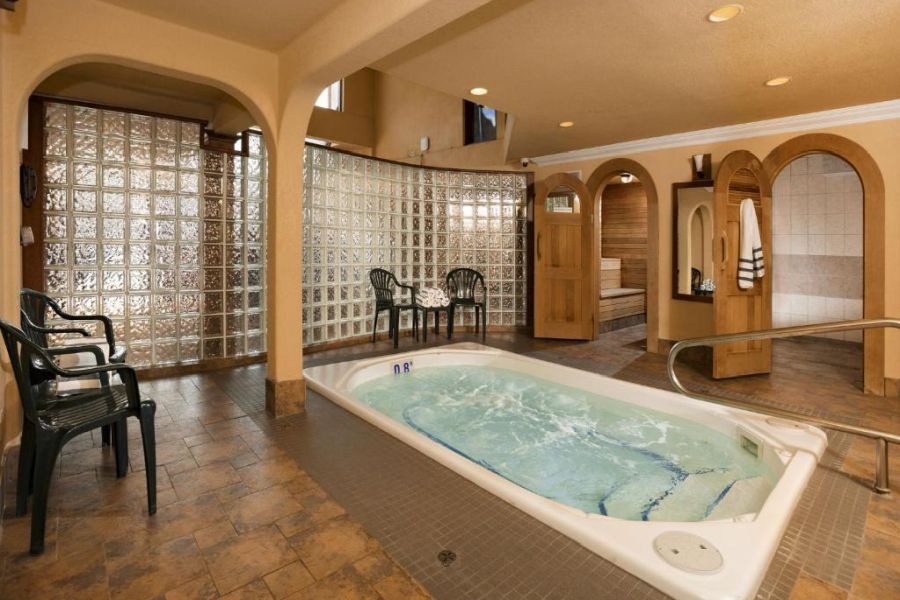 Hot tub van Irwins Mountain Inn in Banff tijdens een wintersportreis naar Canada