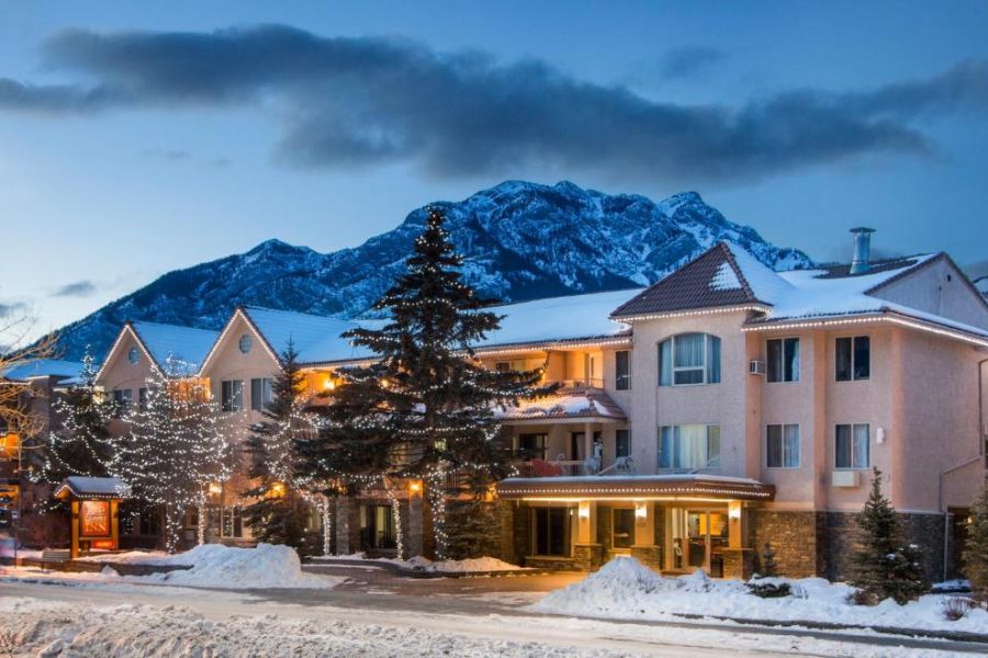 Buitenaanzicht van Red Carpet Inn in Banff tijdens een wintersportreis naar Canada