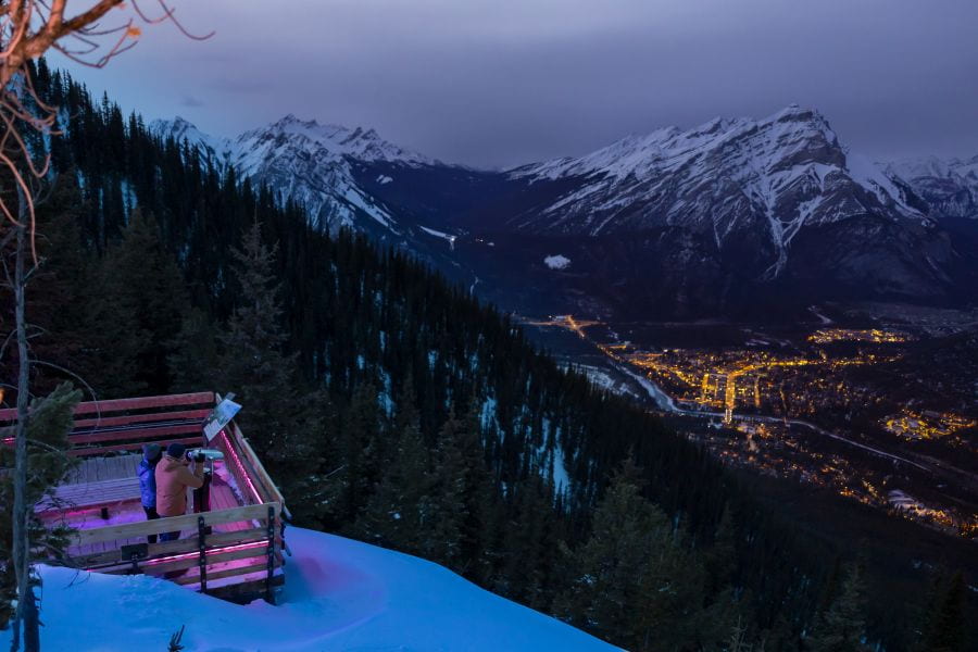 Uitzicht vanaf Mount Norquay Lookout over Banff in de winter in Canada