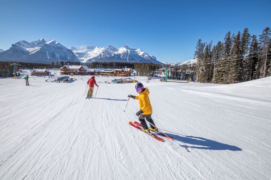 Skiërs bij Lake Louise Skiresort in de Rocky Mountains tijdens een wintersportreis naar Canada