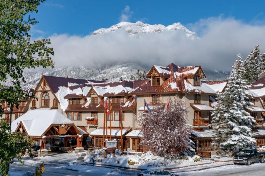 Buitenaanzicht van Caribou Lodge in Banff tijdens een wintersportreis naar Canada