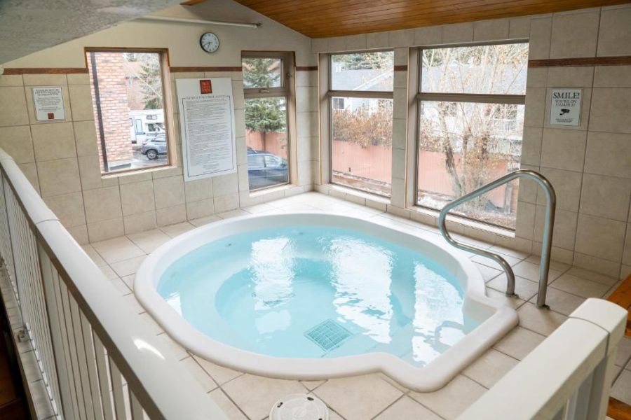 Hot tub van Red Carpet Inn in Banff tijdens een wintersportreis naar Canada