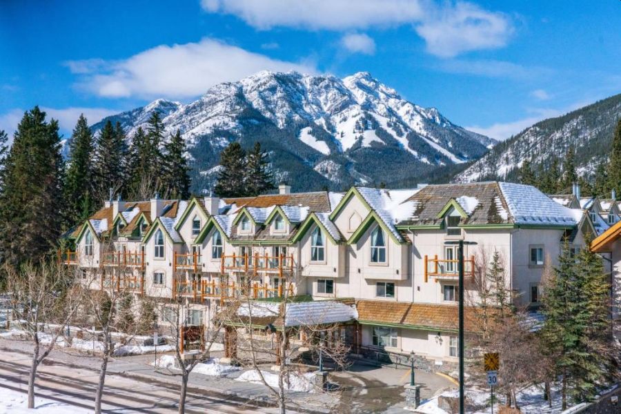Buitenaanzicht van Rundlestone Lodge in Banff tijdens een wintersportreis naar Canada