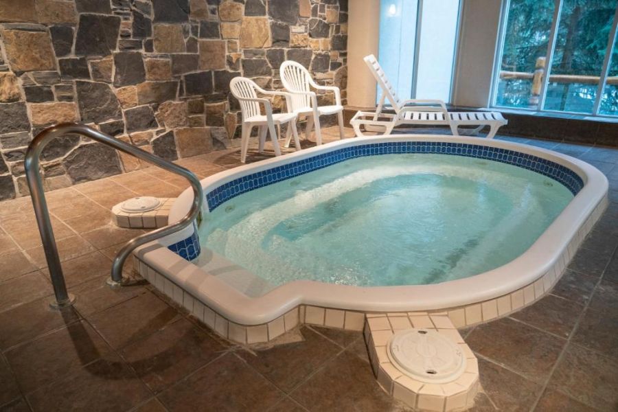 Hot tub van Rundlestone Lodge in Banff tijdens een wintersportreis naar Canada
