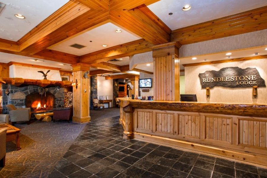 Lobby van Rundlestone Lodge in Banff tijdens een wintersportreis naar Canada