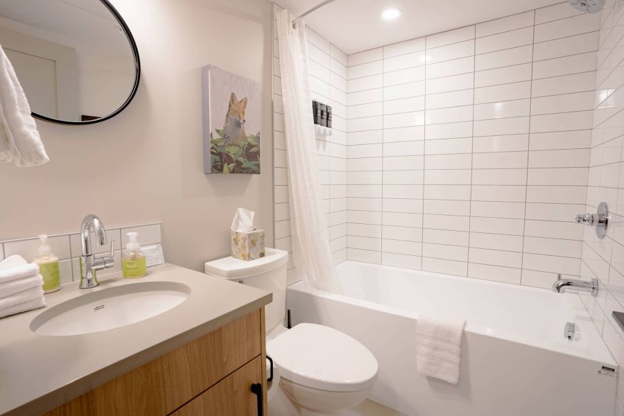 De badkamer in een appartement van Basecamp Suites in Banff tijdens een wintersportreis naar Canada
