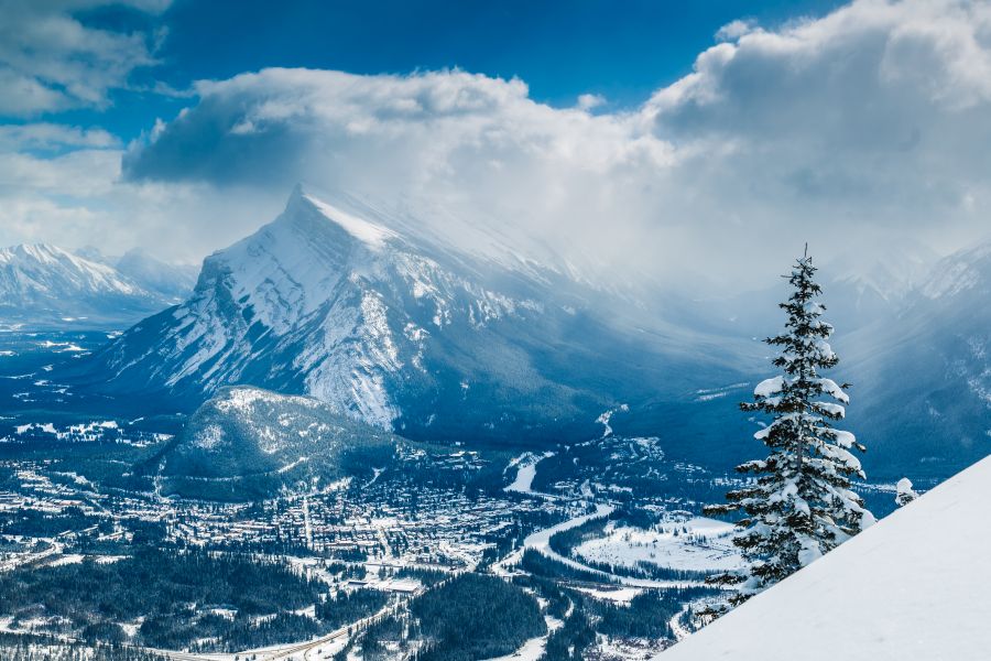 Uitzicht over Banff van hoog op de berg tijdens een wintersportreis naar Canada