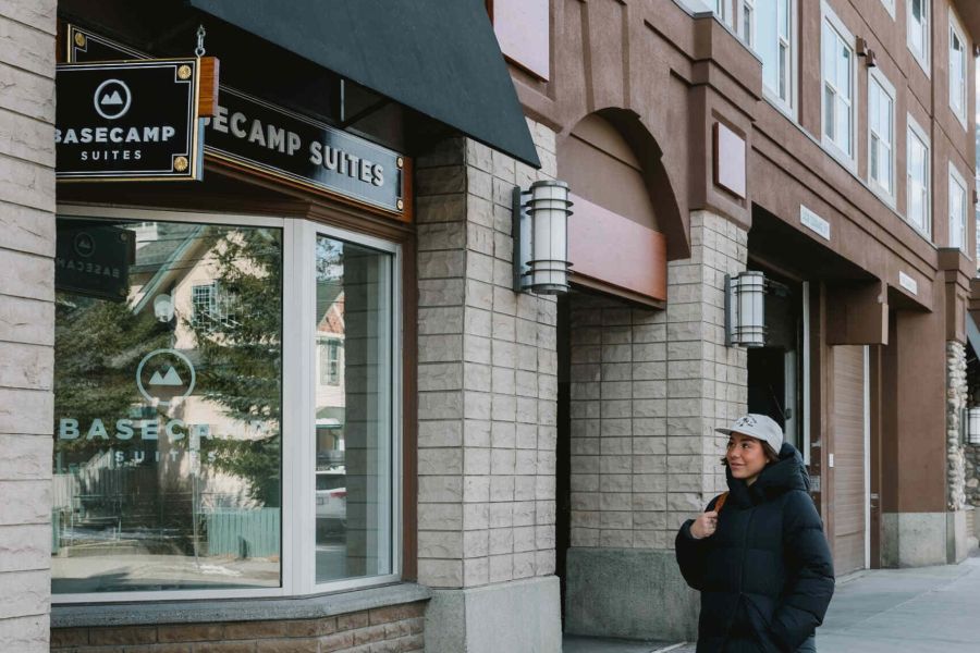 De ingang van Basecamp Suites in Banff tijdens een wintersportreis naar Canada