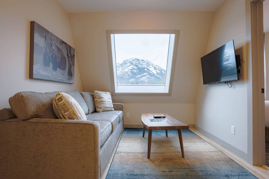 De woonkamer in een appartement van Basecamp Suites in Banff tijdens een wintersportreis naar Canada