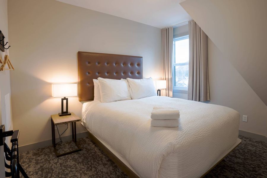 De slaapkamer in een appartement van Basecamp Suites in Banff tijdens een wintersportreis naar Canada