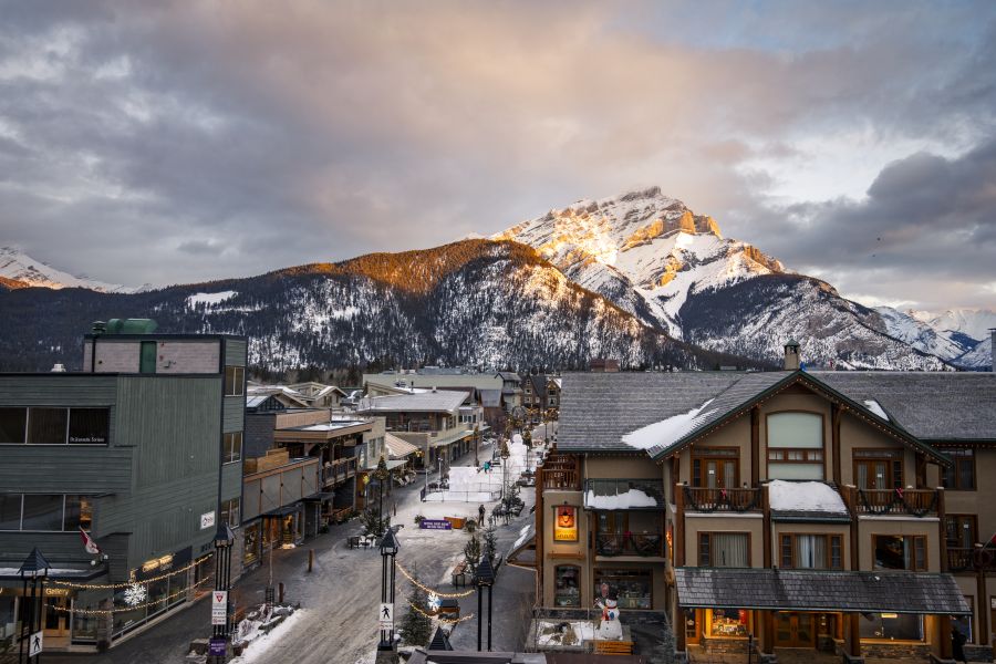 Uitzicht over Banff centrum in Canada tijdens een wintersportreis