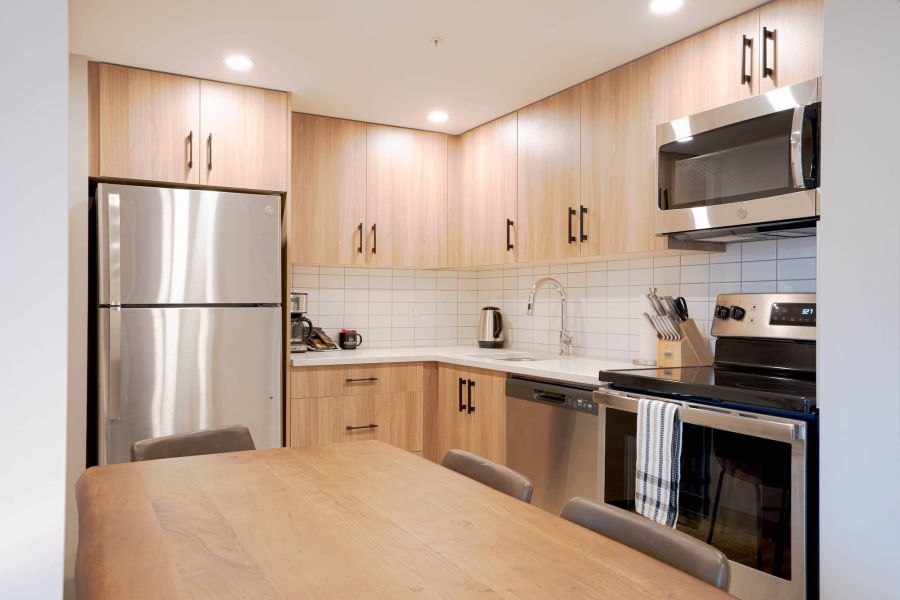 De keuken van een appartement van Basecamp Suites in Banff tijdens een wintersportreis naar Canada
