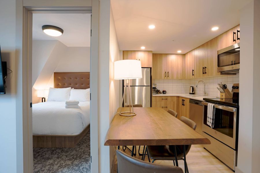 De keuken en slaapkamer van een appartement van Basecamp Suites in Banff tijdens een wintersportreis naar Canada