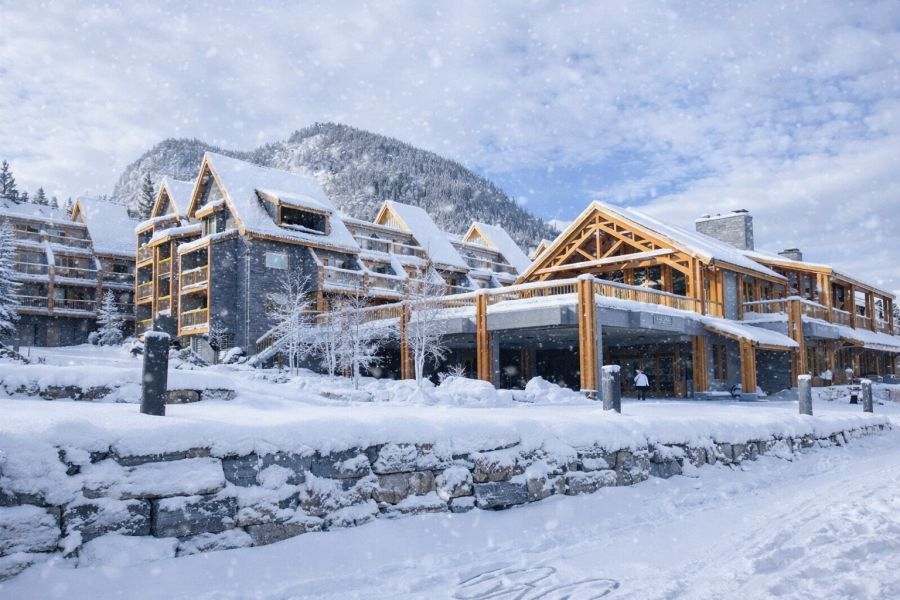 Buitenaanzicht van Otter Hotel tijdens een wintersportreis naar Banff in Canada