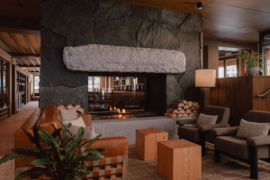 Open haard in de lobby van Otter Hotel in Canada