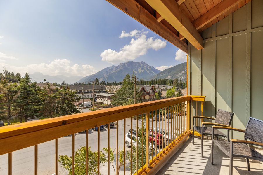 Uitzicht vanaf een balkon bij Otter Hotel in Banff Canada
