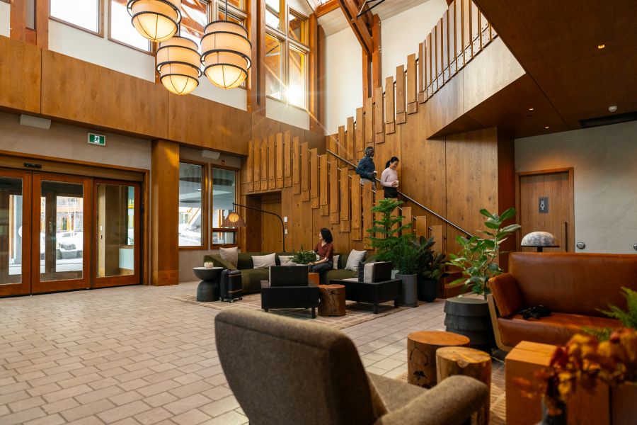 De lobby van Otter Hotel in Banff tijdens een reis naar Canada