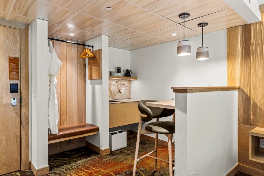 Keukenblok en bar in een superior king suite bij Otter Hotel in Canada