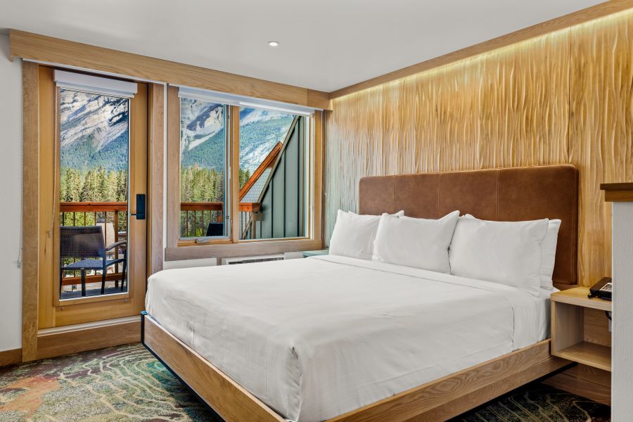 Een king suite bij Otter Hotel tijdens een winterreis naar Banff Canada