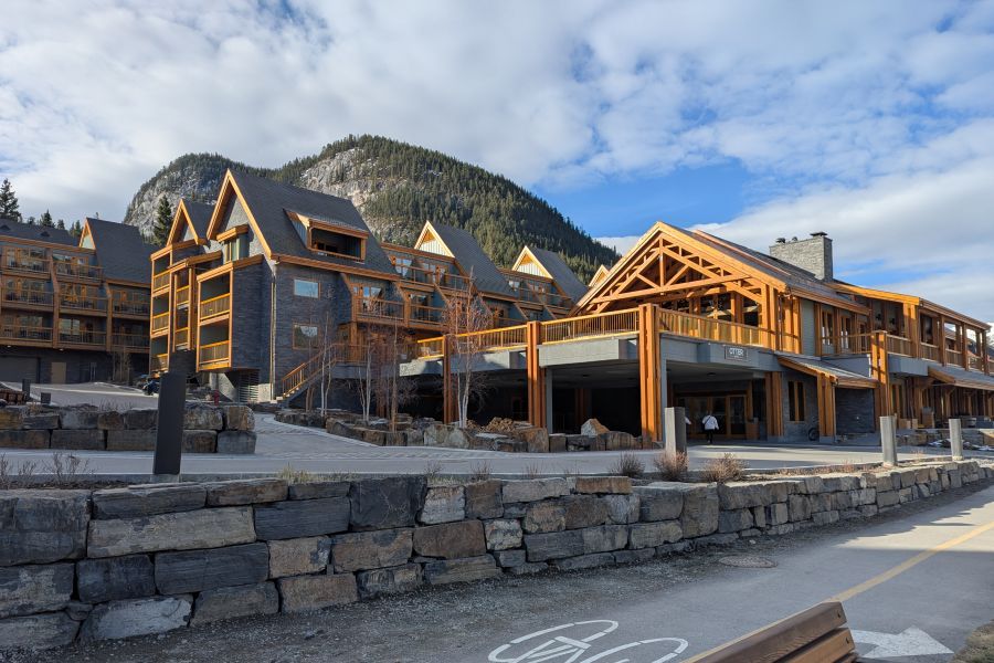 Buitenaanzicht van Otter Hotel in Banff Canada