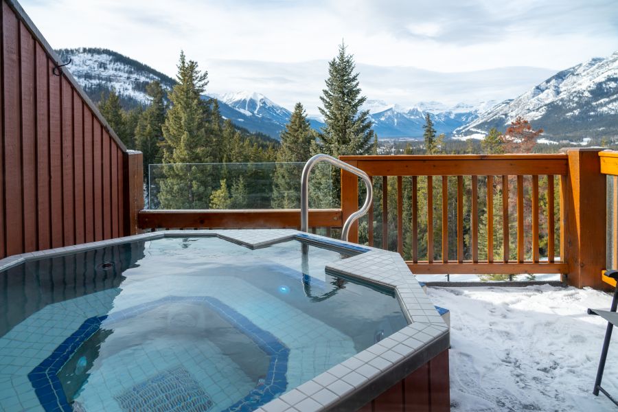 Balkon met hot tub bij een Premier King Condo bij Hidden Ridge Resort in Banff Canada