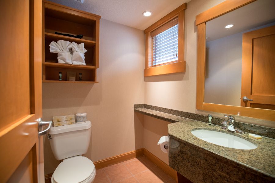 Badkamer in de Premier King Condo bij Hidden Ridge Resort in Banff Canada