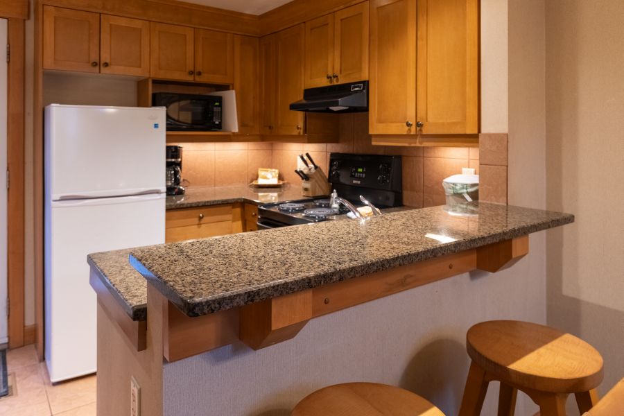 Keuken in de Premier 2 Bedroom bij Hidden Ridge Resort in Banff Canada