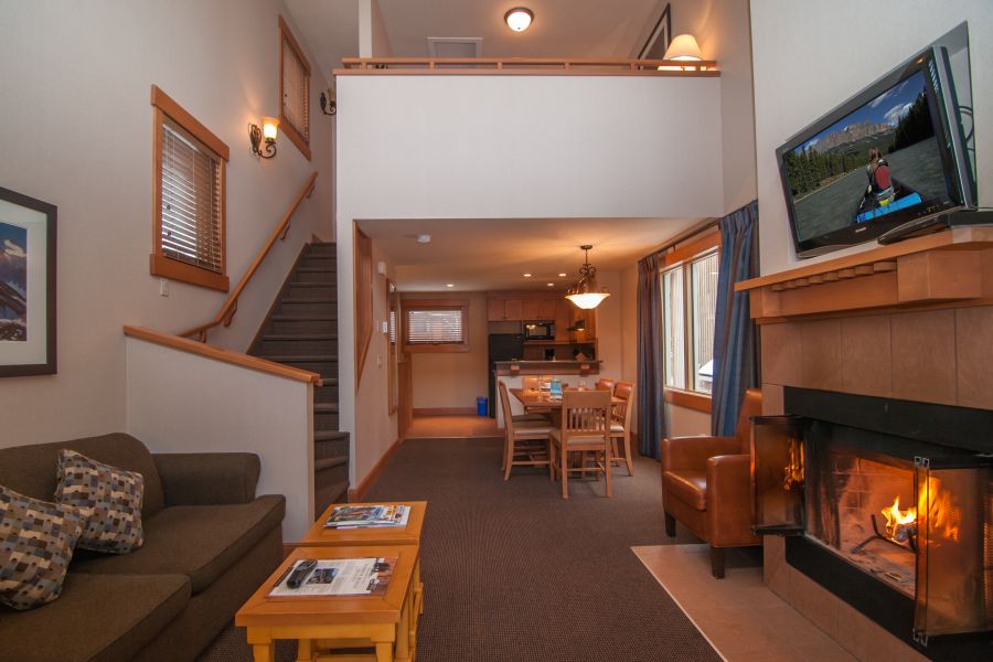 Woonkamer in de Premier 2 Bedroom bij Hidden Ridge Resort in Banff Canada