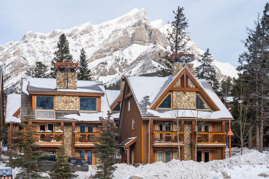 Buitenaanzicht van appartementen bij Hidden Ridge Resort in Canada