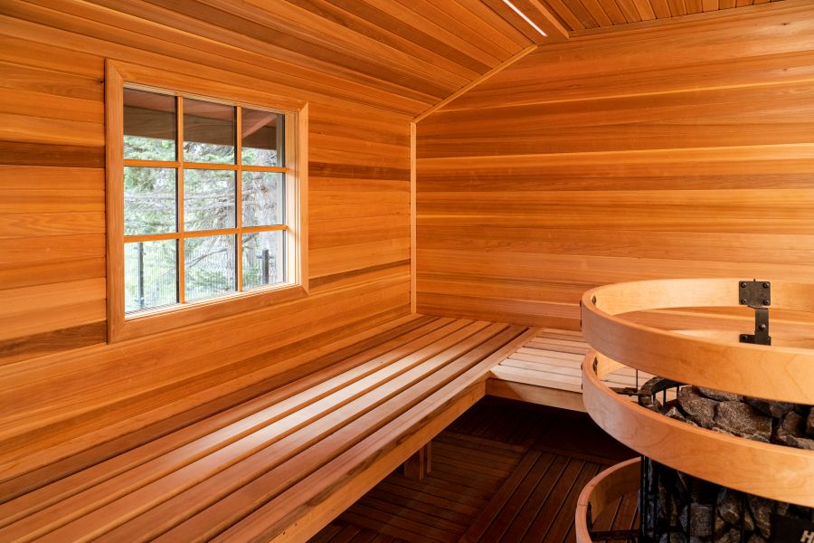 De sauna bij Hidden Ridge Resort in Banff tijdens een wintersportreis in Canada