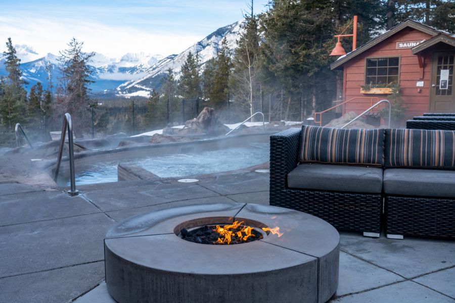 De buiten hot tubs bij Hidden Ridge Resort in Banff Canada