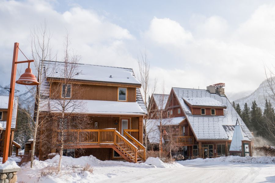 Buitenaanzicht van Hidden Ridge Resort tijdens een winterreis naar Banff Canada