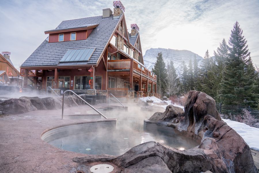 Buitenaanzicht van Hidden Ridge Resort in Banff Canada tijdens een wintersportreis