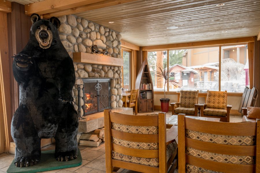 De lobby van Hidden Ridge Resort in Banff tijdens een winterreis in Canada
