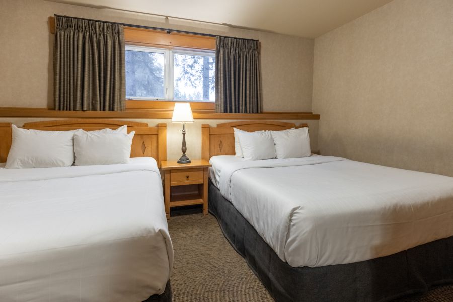 Slaapkamer in de 1 Bedroom Condo bij Hidden Ridge Resort in Banff Canada