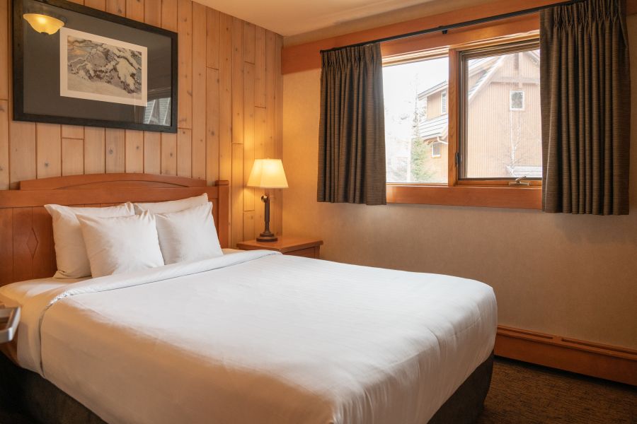 Slaapkamer in de 1 Bedroom Loft bij Hidden Ridge Resort in Banff Canada