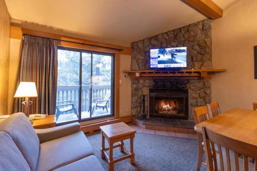 Woonkamer in de 1 Bedroom Loft bij Hidden Ridge Resort in Banff Canada